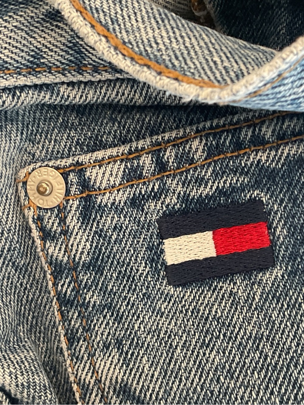 Tommy Hilfiger Light Wash Relaxed Jeans - Picture 11 of 11
